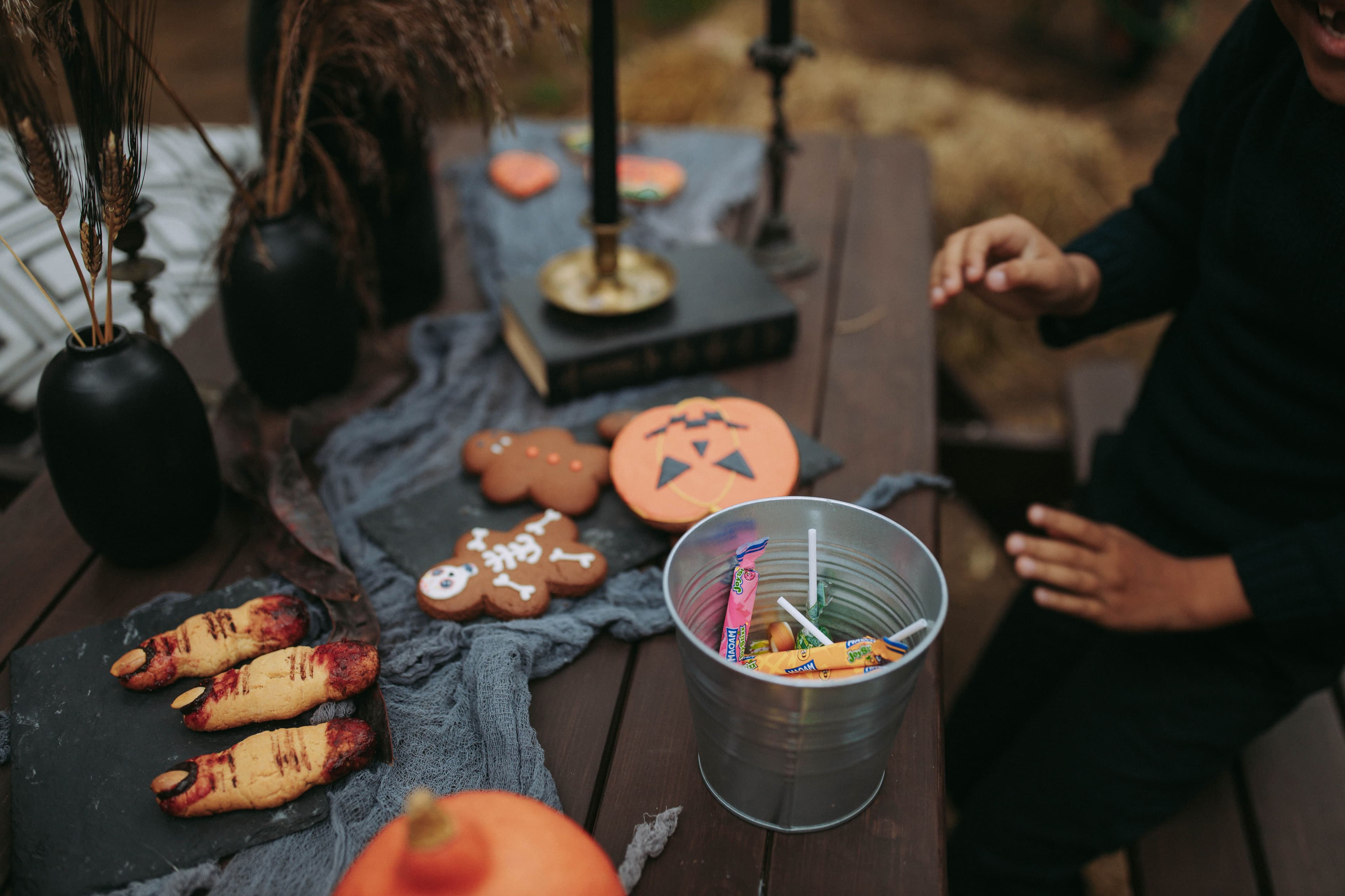 A wooden table with scattered plastic spiders